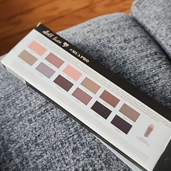 New Doll Face neutral Eye Shadow Palette - Picture 11 of 15